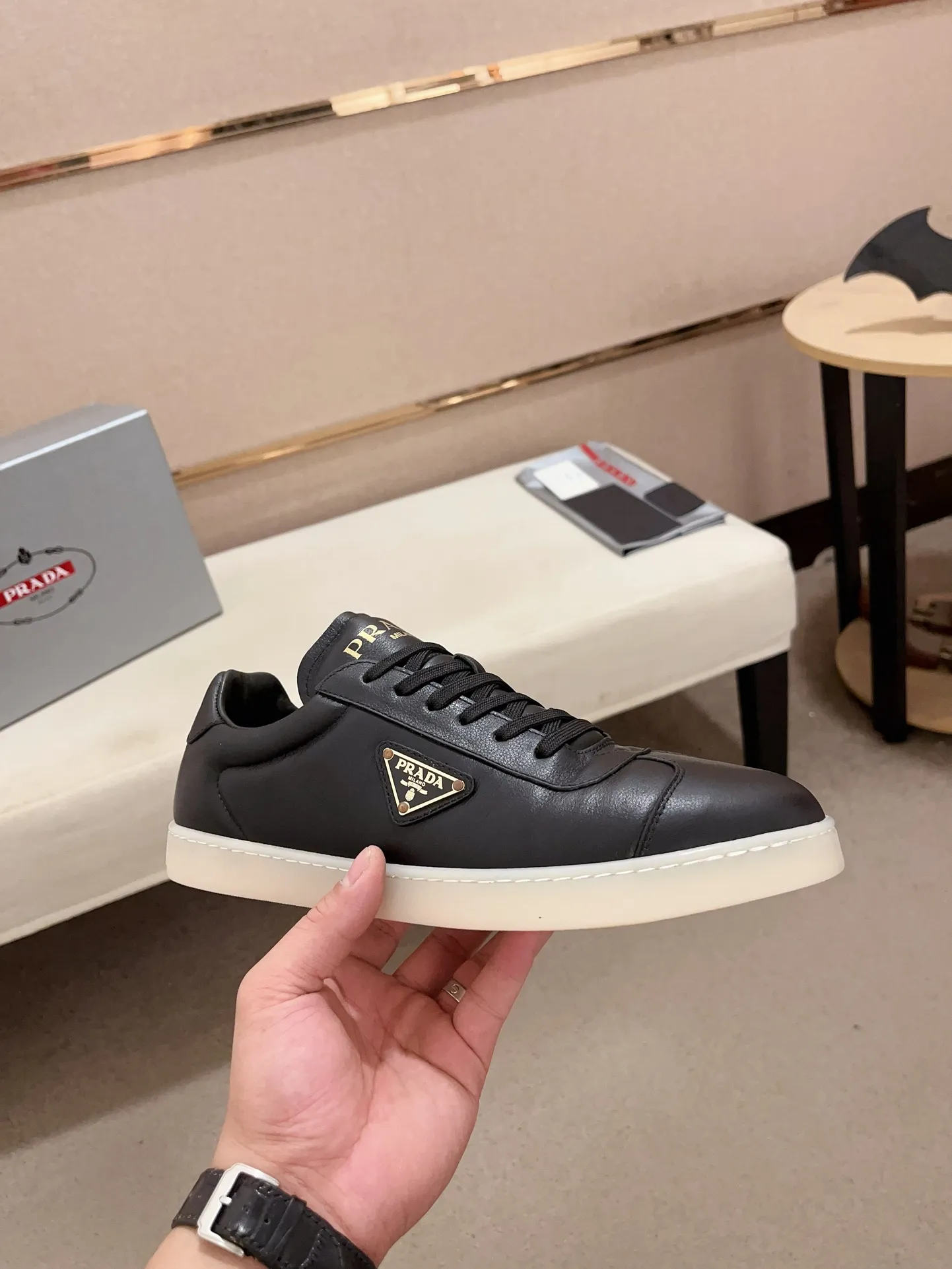 Men's Men's Shoes 💰 500💰 ✔️✔️✔️Higher version High-quality new PRADA (Prada) counters are launched simultaneously. The new men's shoes and 😘fabrics are made of high-tech glue-making technology. Lining: Full cowhide lining. 👍🏿 High-end ☄️ air-cushion molded anti-slip rubber outsole, exquisite lines, simple and elegant, comfortable and high-end for leisure travel. Code number: 38 to 44 (45 can be customized and cannot be returned or exchanged)